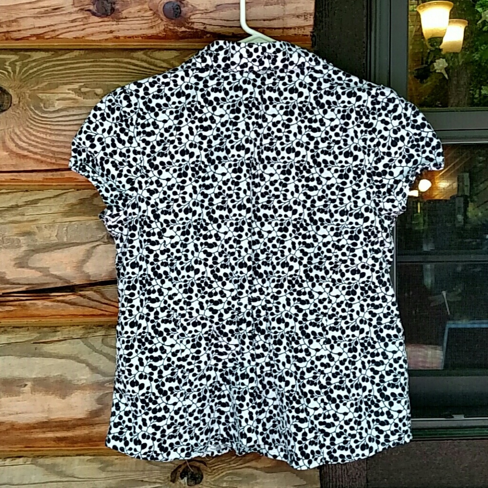 Charming Patterned Button Down Top. Well-Tailored View 3